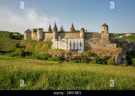 Castello nella parte storica di Kamianets-Podilskyi, Ucraina. Si tratta di un ex castello ruteno-lituano e successivamente di una fortezza polacca in tre parti. Foto Stock