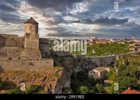 Castello nella parte storica di Kamianets-Podilskyi, Ucraina. Si tratta di un ex castello ruteno-lituano e successivamente di una fortezza polacca in tre parti. Foto Stock