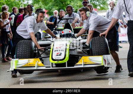 Brawn BGP 001 Formula 1, Grand Prix racing car lasciando l'area di assemblaggio per la salita al Goodwood Festival of Speed, UK, 2016 Foto Stock