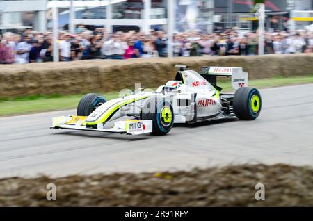 Brawn BGP 001 Formula 1, auto da corsa Grand Prix che sale in salita al Goodwood Festival of Speed, Regno Unito, 2016. Correre a velocità sostenuta Foto Stock