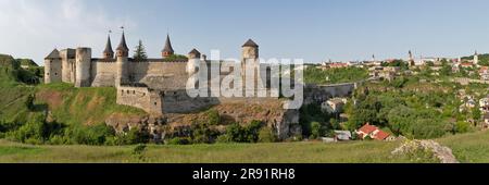 Castello panoramico nella parte storica di Kamianets-Podilskyi, Ucraina. Si tratta di un ex castello ruteno-lituano e di una successiva fortezza polacca in tre parti Foto Stock