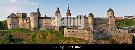 Castello panoramico nella parte storica di Kamianets-Podilskyi, Ucraina. Si tratta di un ex castello ruteno-lituano e di una successiva fortezza polacca in tre parti Foto Stock