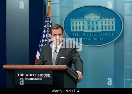 Washington, Vereinigte Staaten. 23 giugno 2023. Coordinatore del Consiglio di sicurezza nazionale per le comunicazioni strategiche John Kirby partecipa a un briefing informativo alla Casa Bianca a Washington, DC, 23 giugno 2023. Crediti: Chris Kleponis/Pool tramite CNP/dpa/Alamy Live News Foto Stock