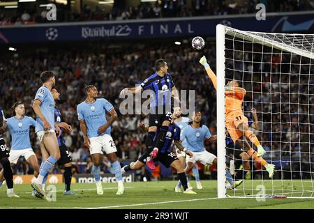 ISTANBUL - (LR) Manuel Akanji del Manchester City FC, Henrikh Mkhitaryan del FC Internazionale Milano, Nathan Ake del Manchester City FC, portiere del Manchester City FC Ederson durante la finale di UEFA Champions League tra Manchester City FC e FC Inter Milan all'Ataturk Olympic Stadium il 10 giugno 2023 a Istanbul, Turchia. AP | altezza olandese | MAURIZIO DI PIETRA Foto Stock