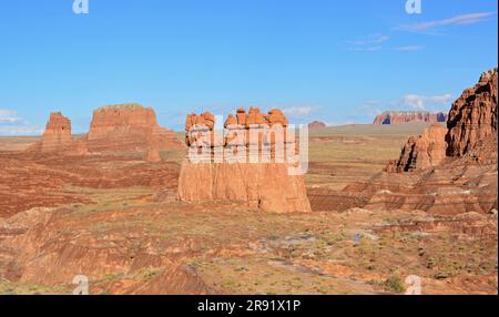 tre sorelle hoodoo in una giornata di sole nel parco statale della valle di goblin, utah Foto Stock