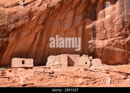 antiche rovine native americane in un'alcova presso il monumento nazionale del canyon de chelly, arizona Foto Stock