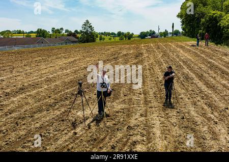 Ronks, Pennsylvania, 27 maggio 2023 - una veduta aerea di due fotografi che scattano foto e video mentre salutano al Drone scattando la loro foto in un soleggiato giorno di primavera Foto Stock