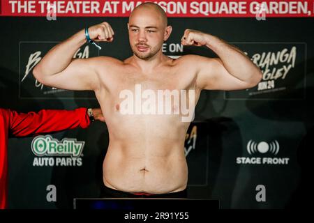 Charlotte, NC, USA. 23 giugno 2023. New York City, NEW YORK- 23 giugno: Adam Kownacki pesa davanti alla sua lotta sabato sera al Teatro Hulu al Madison Square Garden, New York City, New York, Stati Uniti. (Foto di Matt Davies/PxImages) credito: PX Images/Alamy Live News Foto Stock