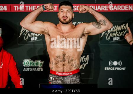 Charlotte, NC, USA. 23 giugno 2023. New York City, NEW YORK- 23 giugno: Joe Cusumano pesa davanti al suo combattimento sabato sera all'Hulu Theatre al Madison Square Garden, New York City, New York, Stati Uniti. (Foto di Matt Davies/PxImages) credito: PX Images/Alamy Live News Foto Stock