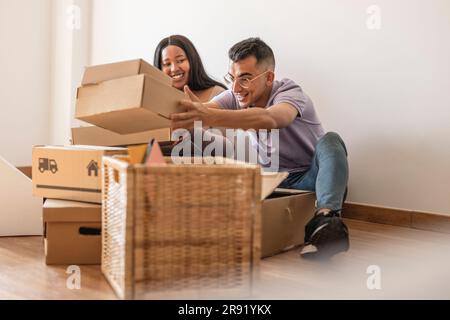 Paio di disimballare le scatole di cartone nella nuova casa Foto Stock