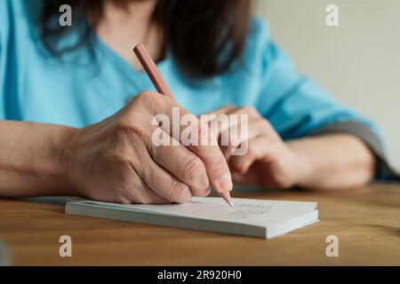 Medico scrittura prescrizione con penna a pratica medica Foto Stock