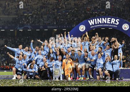 ISTANBUL - (LR) Kyle Walker del Manchester City FC, Ruben Dias del Manchester City FC, Kalvin Phillips del Manchester City FC, John Stones del Manchester City FC, Nathan Ake del Manchester City FC, Ilkay Gundogan del Manchester City FC, Erling Haaland del Manchester City FC, Jack Grealish del Manchester City FC, Aymeric Laporte del Manchester City FC, Rodri del Manchester City FC, Kevin De Bruyne del Manchester City FC, portiere del Manchester City FC Stefan Ortega, Julian Alvarez del Manchester City FC, Bernardo Silva del Manchester City FC, Sergio Gomez del Manchester City FC, Manuel Akanji di Manchester ci Foto Stock