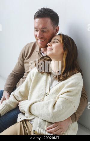 Coppia romantica seduta insieme sul pavimento Foto Stock