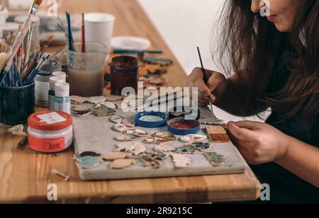 Ceramiche coloranti Potter su banco da lavoro Foto Stock