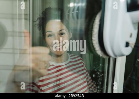 Donna felice che mostra il gesto del pollice Foto Stock