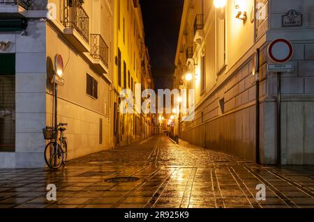 Vista notturna delle strette stradine di Granada in Spagna Foto Stock