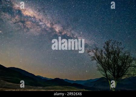 Vista panoramica della via Lattea sopra la catena montuosa di notte Foto Stock