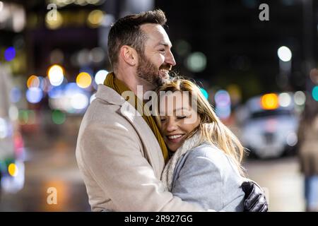 Felice coppia amorevole che si abbracciano a vicenda Foto Stock