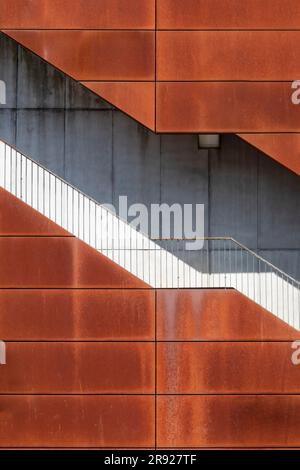 Paesi Bassi, Olanda settentrionale, Amsterdam, scalinata esterna di moderno edificio industriale Foto Stock