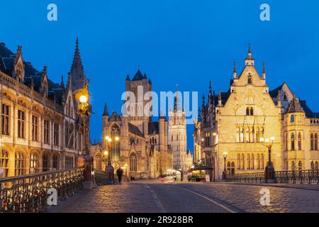 Belgio, Fiandre Orientali, Gand, St. Chiesa di Nicola vista dal Ponte di San Michele al crepuscolo Foto Stock
