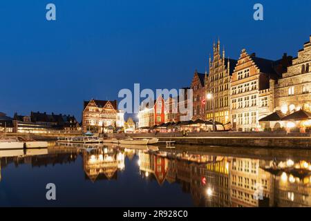 Belgio, Fiandre Orientali, Gand, case storiche lungo il fiume Graslei e Lys di notte Foto Stock