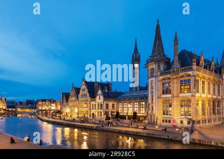 Belgio, Fiandre Orientali, Gand, Case storiche lungo il fiume Graslei e Lys al tramonto Foto Stock