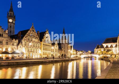 Belgio, Fiandre Orientali, Gand, case storiche lungo il fiume Graslei e Lys di notte Foto Stock