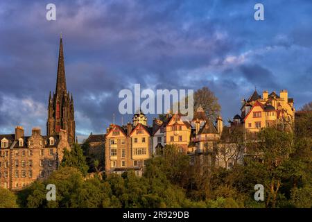 Regno Unito, Scozia, Edimburgo, nuvole sulle case della città vecchia al crepuscolo Foto Stock