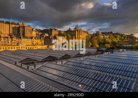 Regno Unito, Scozia, Edimburgo, stazione Waverley sul tetto di Edimburgo con case in città antiche sullo sfondo Foto Stock