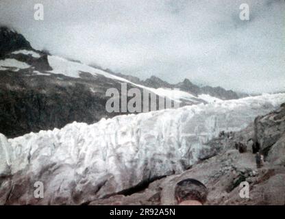 Alla fine degli anni '1950, vista del ghiacciaio del Rodano nelle Alpi svizzere - Tieralplistock. Il ghiaccio del ghiacciaio era alto più di 6 metri. Pellicola per vetrini Minox vintage da 8 mm. Foto Stock