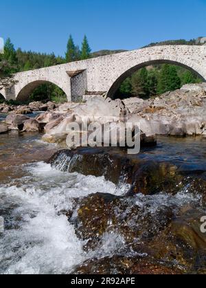 Invercauld vecchio ponte sul fiume Dee vicino a Braemar, Grampian Foto Stock