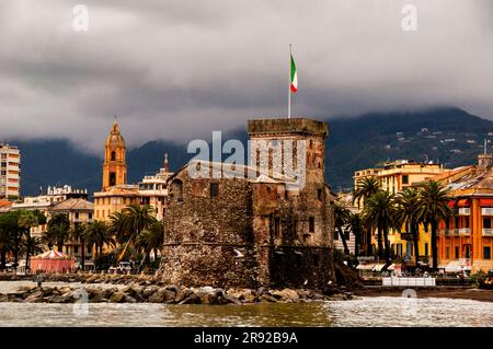 Torre di avvistamento di Rapallo Castelo sul Mare o Castel sul Mare costruita nel 1550 per proteggere il villaggio dai pirati, nell'Italia settentrionale. Foto Stock