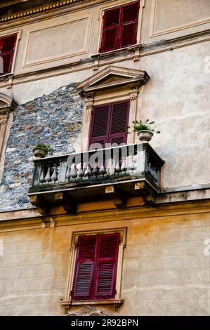 Architettura classica nella cittadina balneare di Rapallo, Italia. Foto Stock