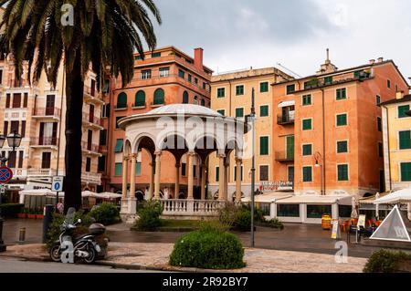 Art Nouveau Chiosco della musica o Music Kiosk a Rapallo, la cupola italiana è dipinta con un affresco di famosi compositori. Foto Stock