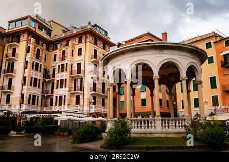 Art Nouveau Chiosco della musica o Music Kiosk a Rapallo, Italia. Il Duomo è un affresco di famosi compositori. Foto Stock