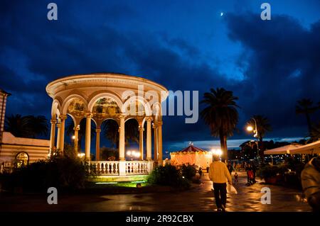 Art Nouveau Chiosco della musica o Music Kiosk a Rapallo, la cupola italiana è dipinta con un affresco di famosi compositori. Foto Stock