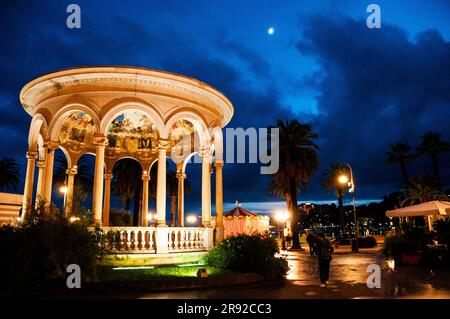 Art Nouveau Chiosco della musica o Music Kiosk a Rapallo, Italia. Il Duomo è un affresco di famosi compositori. Foto Stock