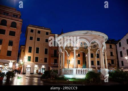 Art Nouveau Chiosco della musica o Music Kiosk a Rapallo, la cupola italiana è dipinta con un affresco di famosi compositori. Foto Stock