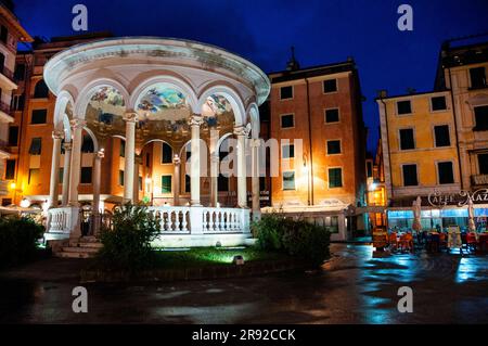 Art Nouveau Chiosco della musica o Music Kiosk a Rapallo, Italia. Il Duomo è un affresco di famosi compositori. Foto Stock