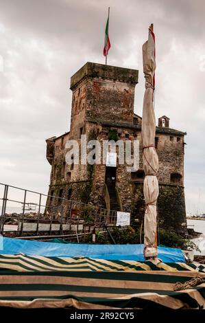 Torre di avvistamento di Rapallo Castelo sul Mare o Castello sul Mare costruito nel 1550 per proteggere il paese dai pirati del nord Italia. Foto Stock