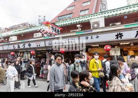 Quartiere di Asakusa Tokyo, negozi di strada Nakimese e gente che conduce al tempio Sensoji, il tempio più antico di Tokyo, Giappone, Asia, 2023 Foto Stock