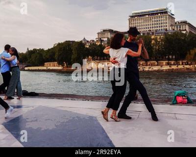 05-14-2023 Parigi, Francia 'Tango in Paris' : Tango sulla riva della Senna in fantastico maggio. coppie che ballano. Stilizzato in bianco e nero. La barca a motore è in barca a vela Foto Stock