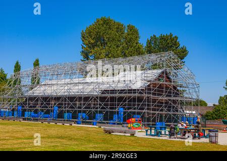 Impalcature intorno a un capannone per barche presso l'Heritage Britannia Shipyard di Steveston, British Columbia, Canada Foto Stock