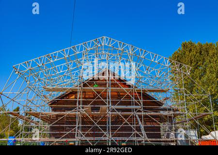 Impalcature intorno a un capannone per barche presso l'Heritage Britannia Shipyard di Steveston, British Columbia, Canada Foto Stock