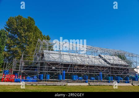 Impalcature intorno a un capannone per barche presso l'Heritage Britannia Shipyard di Steveston, British Columbia, Canada Foto Stock