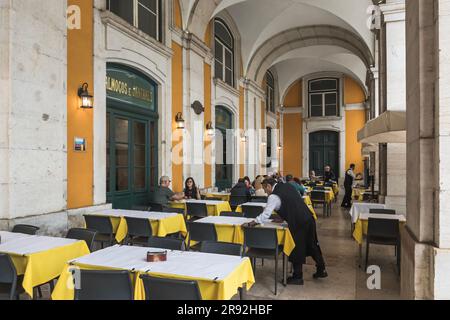 Lisbona, Portogallo - 8 marzo 2023: Martinho da Arcada, il ristorante più antico di Lisbona. Ai clienti vengono serviti i pasti Foto Stock