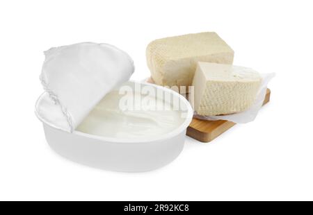 Gustoso tofu e formaggio cremoso su sfondo bianco Foto Stock