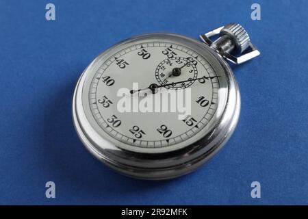 Timer vintage su sfondo blu. Strumento di misurazione Foto Stock