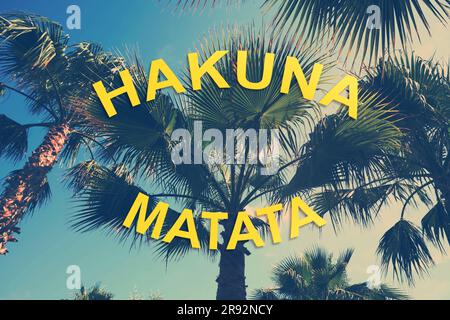 Hakuna Matata, frase ispiratrice in swahili che significa niente preoccupazioni. Palme all'aperto nelle soleggiate giornate estive, tonalità di colore stilizzate Foto Stock