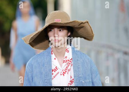 Parigi, Frankreich. 23 giugno 2023. KENZO Primavera Estate 2024 Runway durante la settimana della moda di Parigi il 2023 giugno - Parigi; Francia 23/06/2023 credito: dpa/Alamy Live News Foto Stock